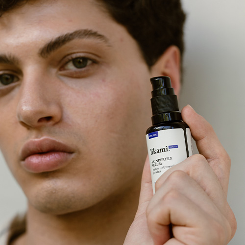 model-met-likami-skin-perfect-serum