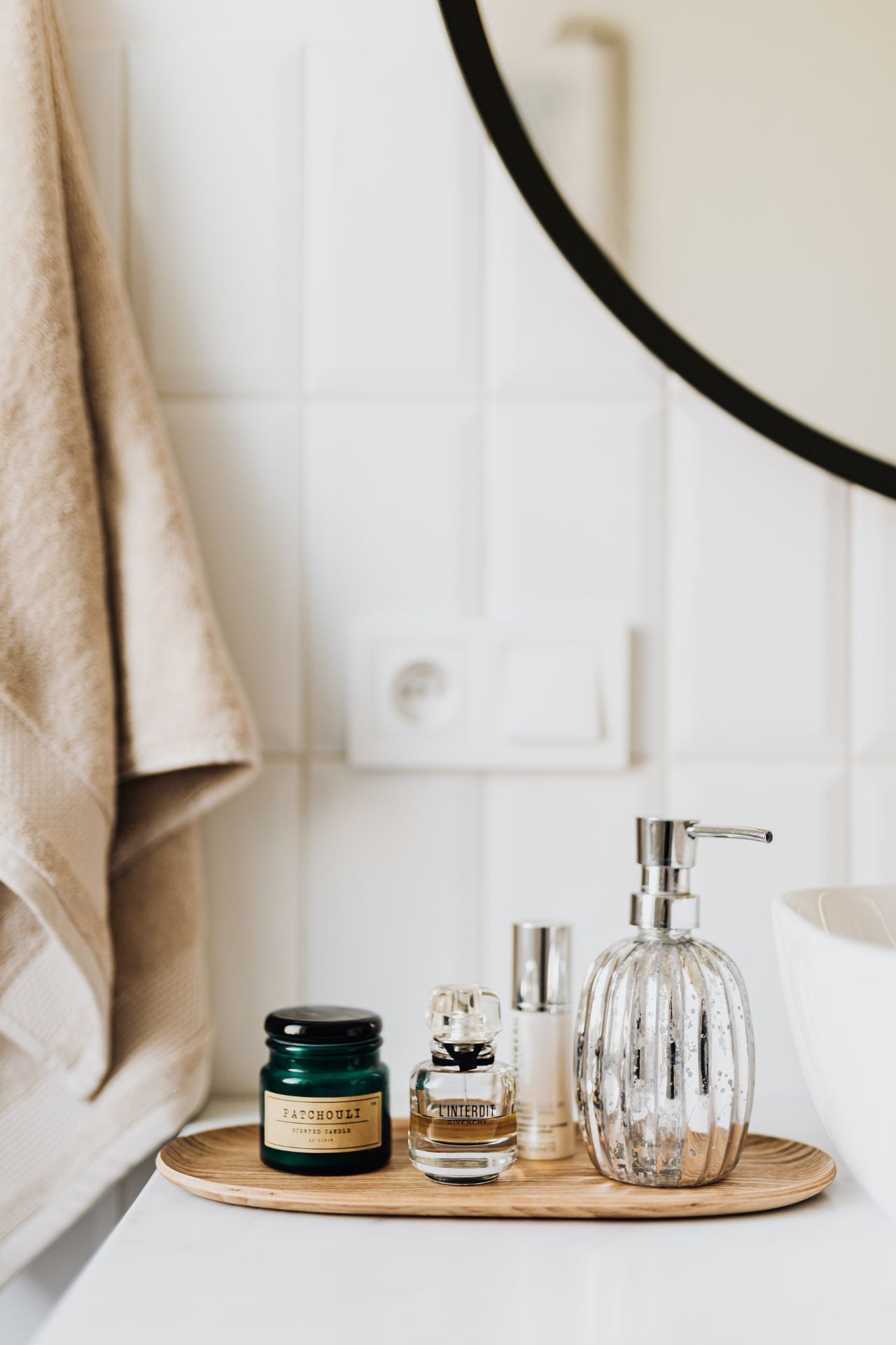 Zo verzorg je een jonge huid Badkamer met verzorgingsproducten