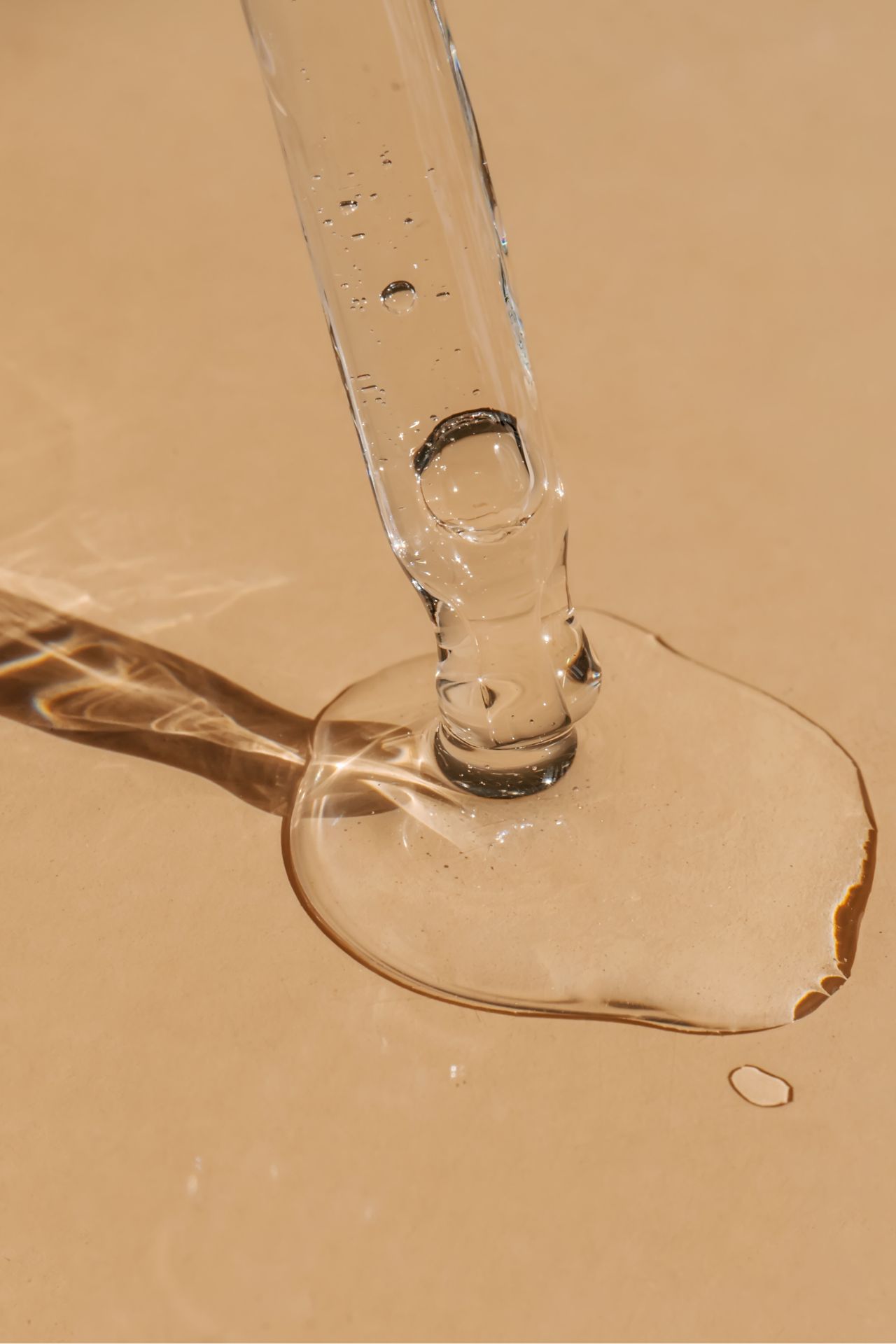 Zo verzorg je een huid met littekens Pipet gevuld met glycolzuur